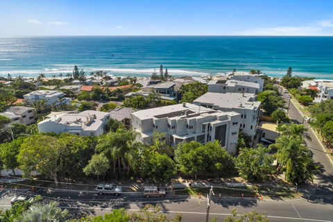 Relax In Stylish Comfort Sunshine Beach - Tourism Hervey Bay 3