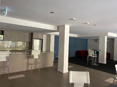 ARENA RESORT STYLE EXEC FREE NETFLIX WIFI WINE - Hervey Bay Accommodation 3