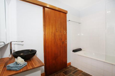 BEACH SHOPS & FABULOUS VACATION HOME! - Hervey Bay Accommodation 0