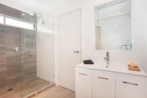 BEACH SHOPS & FABULOUS VACATION HOME! - Hervey Bay Accommodation 3