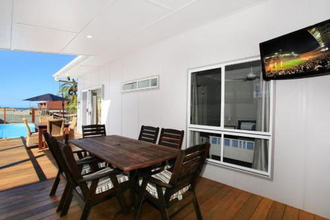 BEACH SHOPS & FABULOUS VACATION HOME! - Hervey Bay Accommodation 1