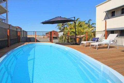 BEACH SHOPS & FABULOUS VACATION HOME! - Hervey Bay Accommodation 6