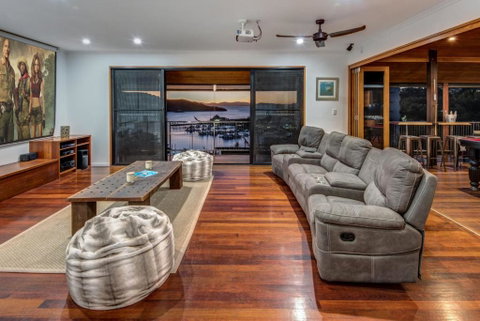 Uisce Luxury Holiday House With Jacuzzi Pool Table Cinema Premium Foxtel & Two Buggies - Hervey Bay Accommodation 6