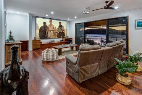 Uisce Luxury Holiday House With Jacuzzi Pool Table Cinema Premium Foxtel & Two Buggies - Hervey Bay Accommodation 3