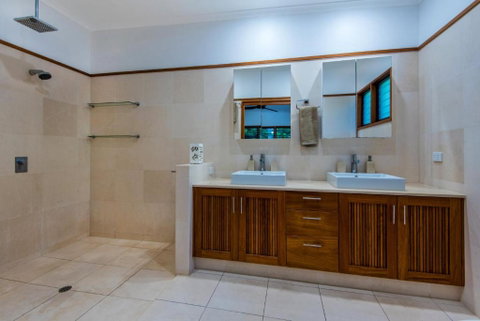 Uisce Luxury Holiday House With Jacuzzi Pool Table Cinema Premium Foxtel & Two Buggies - Hervey Bay Accommodation 1