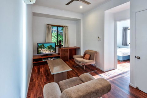 Uisce Luxury Holiday House With Jacuzzi Pool Table Cinema Premium Foxtel & Two Buggies - Hervey Bay Accommodation 4