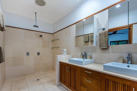 Uisce Luxury Holiday House With Jacuzzi Pool Table Cinema Premium Foxtel & Two Buggies - Hervey Bay Accommodation 5