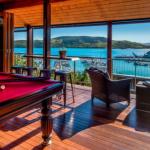 Uisce Luxury Holiday House With Jacuzzi Pool Table Cinema Premium Foxtel & Two Buggies - Hervey Bay Accommodation 0