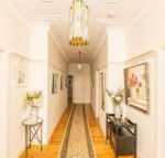 Hillside Cottage  Comfy Spacious Walk to CBD  Stannies - Hervey Bay Accommodation