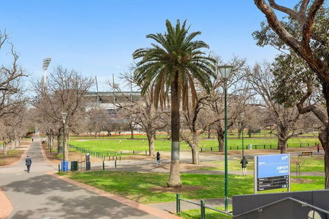 JOLI Directly Opposite MCG - Tourism Hervey Bay 6