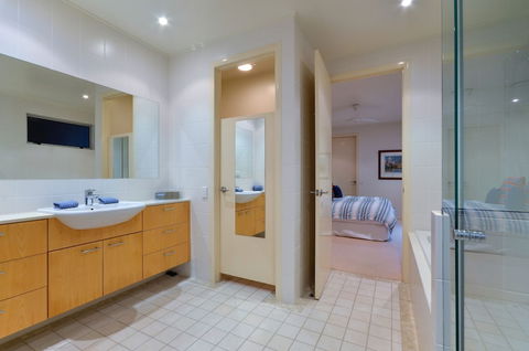Pavillion 17 - Waterfront Spacious 4 Bedroom With Own Inground Pool And Golf Buggy - Hervey Bay Accommodation 4