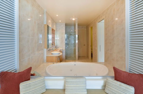 Pavillion 17 - Waterfront Spacious 4 Bedroom With Own Inground Pool And Golf Buggy - Hervey Bay Accommodation 6