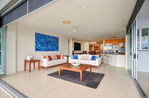 Pavillion 17 - Waterfront Spacious 4 Bedroom With Own Inground Pool And Golf Buggy - Hervey Bay Accommodation 3