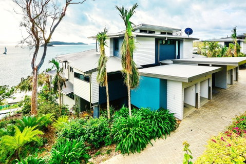 Villa 12 The Edge Oceanfront Deluxe 3 Bedroom Near Marina With Golf Buggy - Hervey Bay Accommodation 1