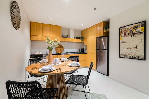 Auguste 2 BDR Melbourne Apartment - Tourism Hervey Bay 4