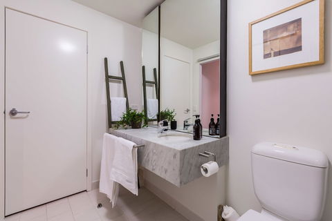 Auguste 2 BDR Melbourne Apartment - Tourism Hervey Bay 3