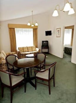 Elizabethan Lodge - Hervey Bay Accommodation 4
