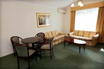 Elizabethan Lodge - Hervey Bay Accommodation 1