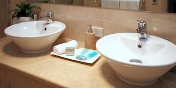 Casavino Luxury Villas - Hervey Bay Accommodation 0