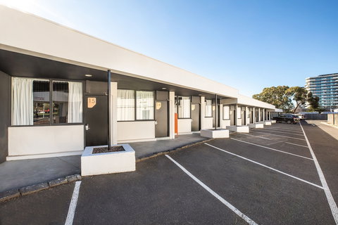 Nightcap At Monash Hotel - Hervey Bay Accommodation 0