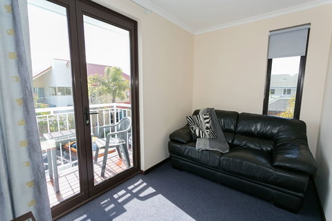 Dolphin Lodge - Hervey Bay Accommodation 2