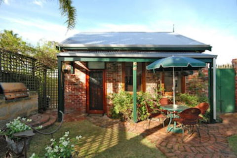 Above Bored Bed & Breakfast - Tourism Hervey Bay 0