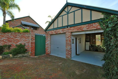 Above Bored Bed & Breakfast - Tourism Hervey Bay 2