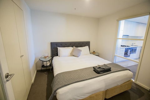 Melbourne Holiday Apartments Flinders Wharf - Hervey Bay Accommodation 6