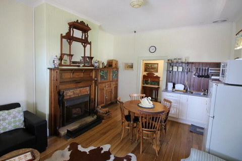 Christopher Halls Colonial Accommodation - Tourism Hervey Bay 3