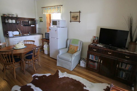 Christopher Halls Colonial Accommodation - Tourism Hervey Bay 4