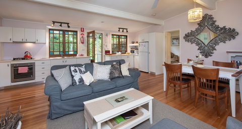 Crystal Creek Meadows Luxury Cottages - Hervey Bay Accommodation 4