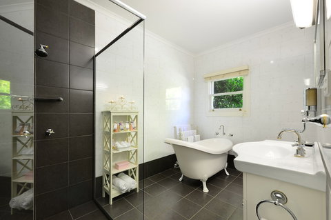 Crystal Creek Meadows Luxury Cottages - Hervey Bay Accommodation 3