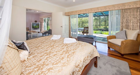 Crystal Creek Meadows Luxury Cottages - Hervey Bay Accommodation 6
