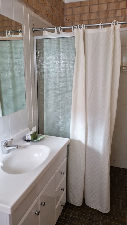 Lone Pine Motel - Corowa - Hervey Bay Accommodation 5