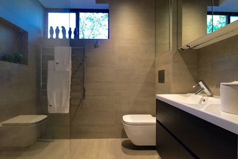 Meticulously Designed Sydney Aptmnt - Tourism Hervey Bay 7