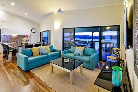 NEWLY BEAUTFULLY RENOVATED 16 The Casuarina 3 Bedroom House With 180 Degree Ocean Views - Hervey Bay Accommodation 6