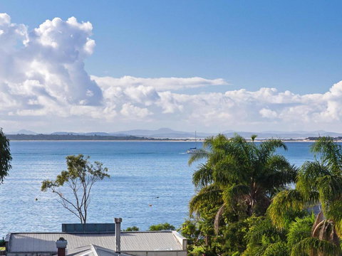 Unit 301 The Shoal 6 8 Bullecourt Street Air Con Walking To Local Shops & Beach - Hervey Bay Accommodation 1