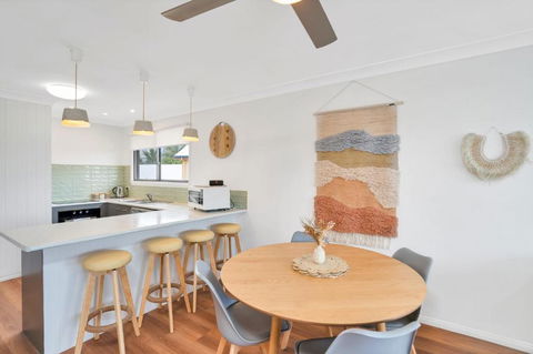 Rainbow Breezes 4 Rainbow Beach Townhouse With Breath Taking Ocean Views To Fraser Island - Tourism Hervey Bay 4