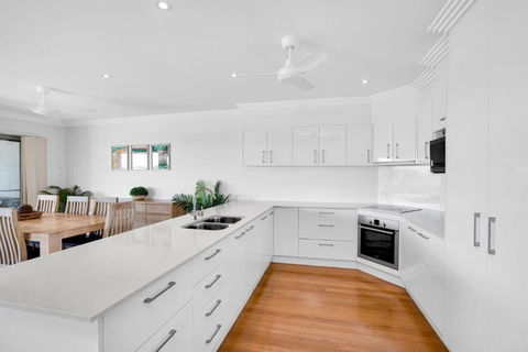 Rainbow Towers 2 Rainbow Beach High On The Hill Panoramic Views Wi Fi - Hervey Bay Accommodation 4