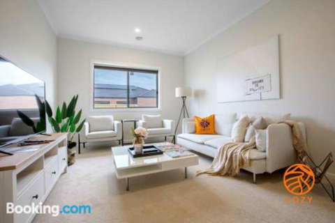 109Cozy Cranbourne Family House5Bed2Bath2Parking - Hervey Bay Accommodation 1