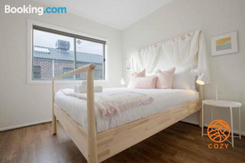 109Cozy Cranbourne Family House5Bed2Bath2Parking - Hervey Bay Accommodation 0