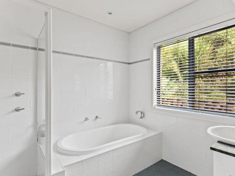Aqua Shores Penthouse - Hervey Bay Accommodation 4