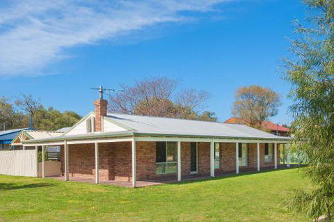 Anchors Away - Hervey Bay Accommodation 0