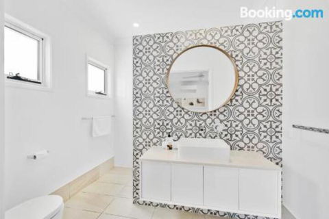 Mudjimba Island Beach House - Tourism Hervey Bay 0