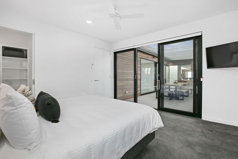 Apollo Bay Beach House - Hervey Bay Accommodation 3