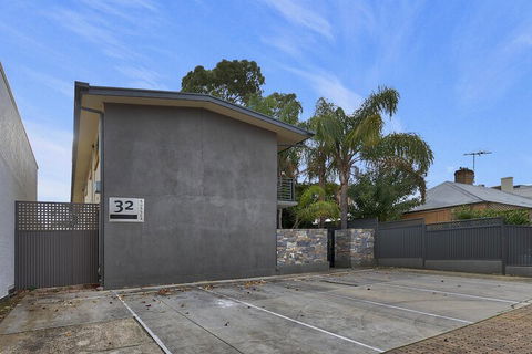 Former Dress Circle Nth Adelaide Apt With Aircon - Tourism Hervey Bay 0