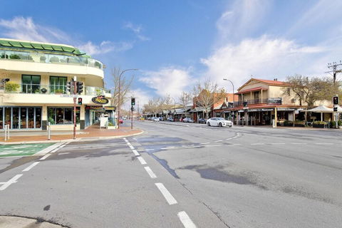 Former Dress Circle Nth Adelaide Apt With Aircon - Tourism Hervey Bay 4