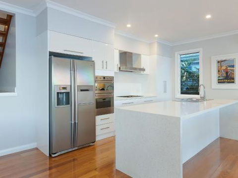 Absolute Waterfront Lakehouse Fishing Point Waterfront Pool Jetty - Tourism Hervey Bay 5