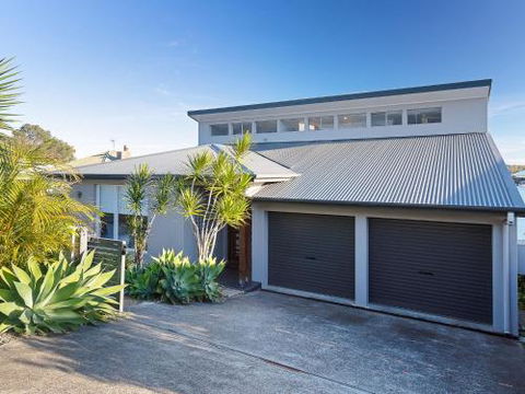 Absolute Waterfront Lakehouse Fishing Point Waterfront Pool Jetty - Tourism Hervey Bay 3
