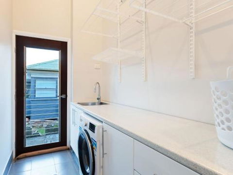 Absolute Waterfront Lakehouse Fishing Point Waterfront Pool Jetty - Tourism Hervey Bay 1